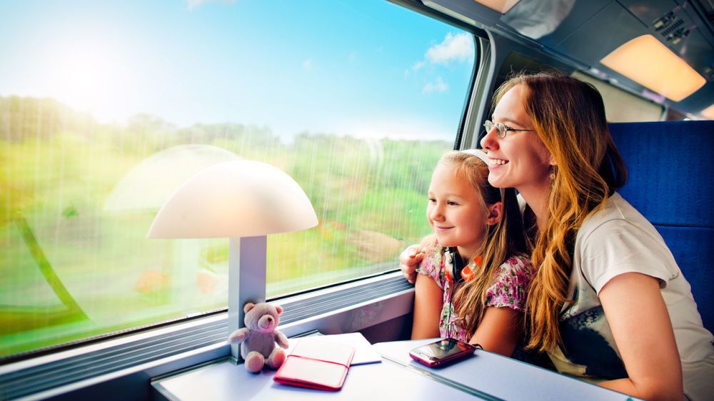 Дети в возрасте до семи лет получили право на бесплатный проезд в поезде пригородного сообщения