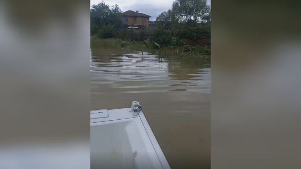 На холодильнике к другому берегу: подростки сняли эпичное видео из  затопленного села под Симферополем - Лента новостей Крыма