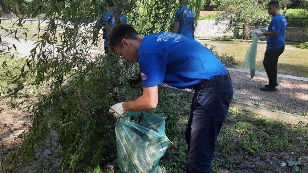 Добровольцы помогают ликвидировать последствия ЧС в крымской столице