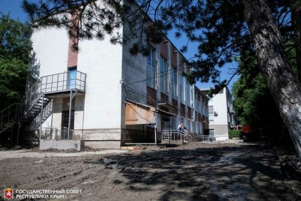 В Белогорском доме-интернате последствия стихии ликвидируют более 100 депутатов и волонтеров