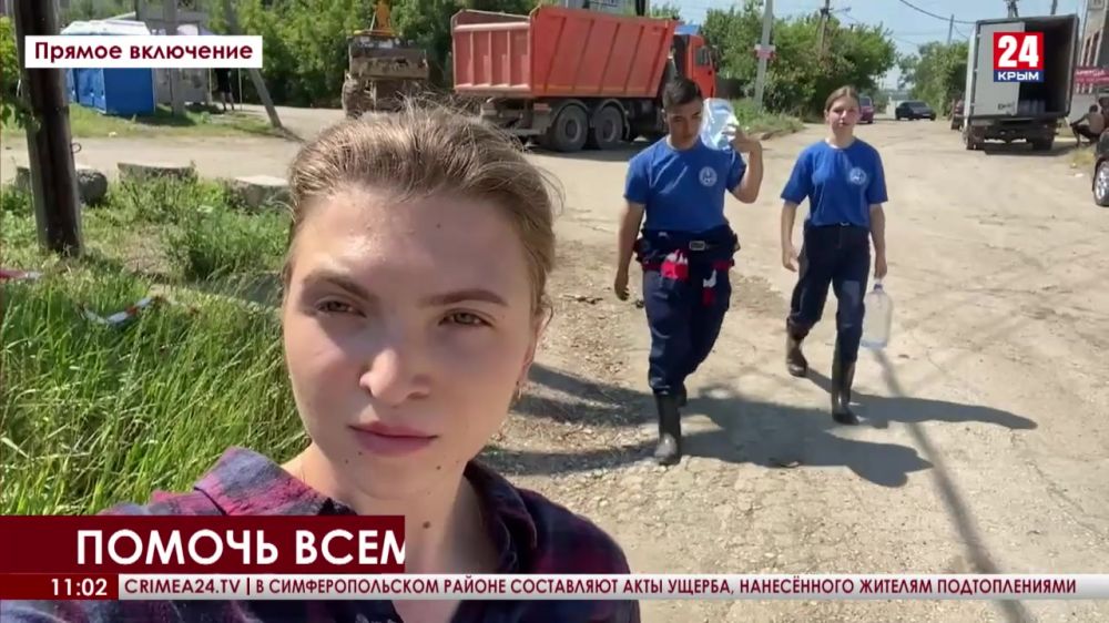 Волонтёры помогают жителям посёлка Комсомольское справится с последствиями подтоплений