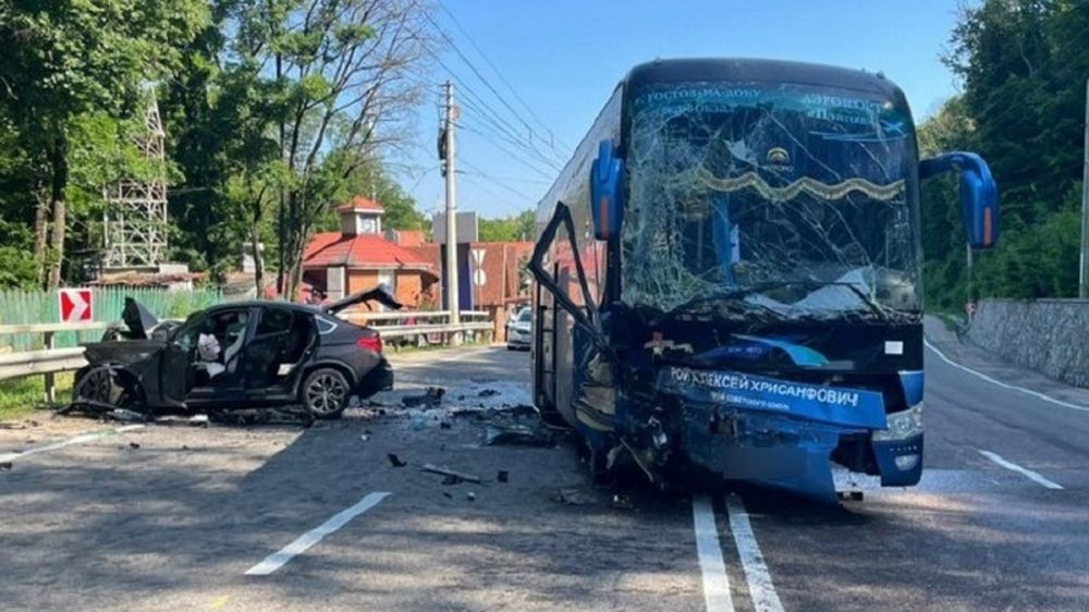 На трассе Симферополь-Ялта произошло ДТП с участием пассажирского автобуса: пострадали двое детей