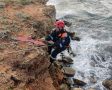 Спасатели эвакуировали трех отдыхающих с «дикого» пляжа в Севастополе