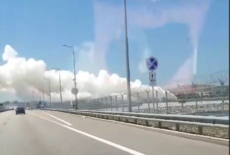 Дым над Крымским мостом: стала известна причина