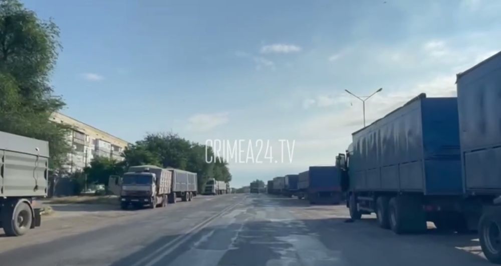 Сотни фур из освобождённых территорий везут товары в Крым