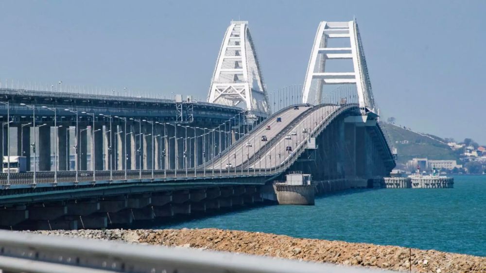 Арестович сказал, когда Украина хочет "ударить" по Крымскому мосту