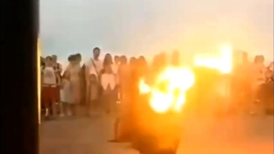 В Феодосии молодой человек чуть не сгорел во время фаер-шоу