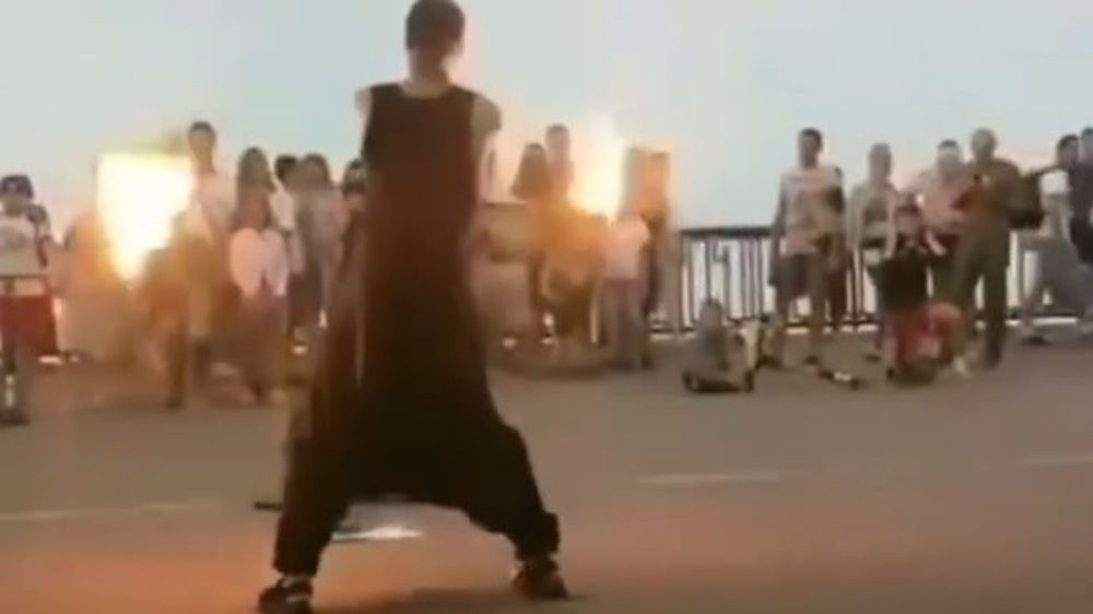 Танцор фаер-шоу едва не сгорел, показывая трюк на набережной в Феодосии