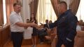 Мэр города Симферополя отметил спасателей, спасших детей с затопленного моста благодарственными письмами