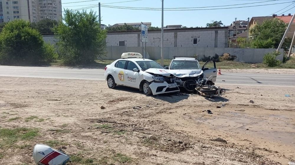 В Севастополе водитель на «Форде» врезался такси: пострадали четыре человека