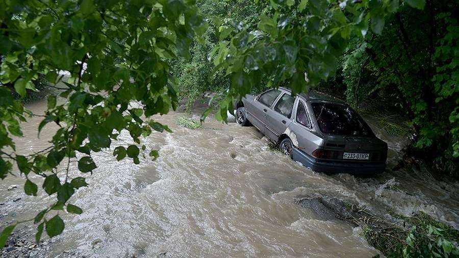В Симферопольском районе «утонули» 14 автомобилей