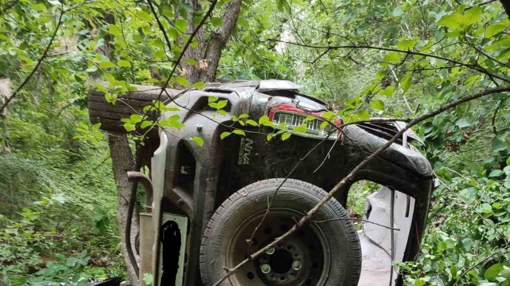 Спасатели Симферопольского АСО ГКУ РК "КРЫМ-СПАС" оказали помощь женщине из сорвавшегося со скалы автомобиля.