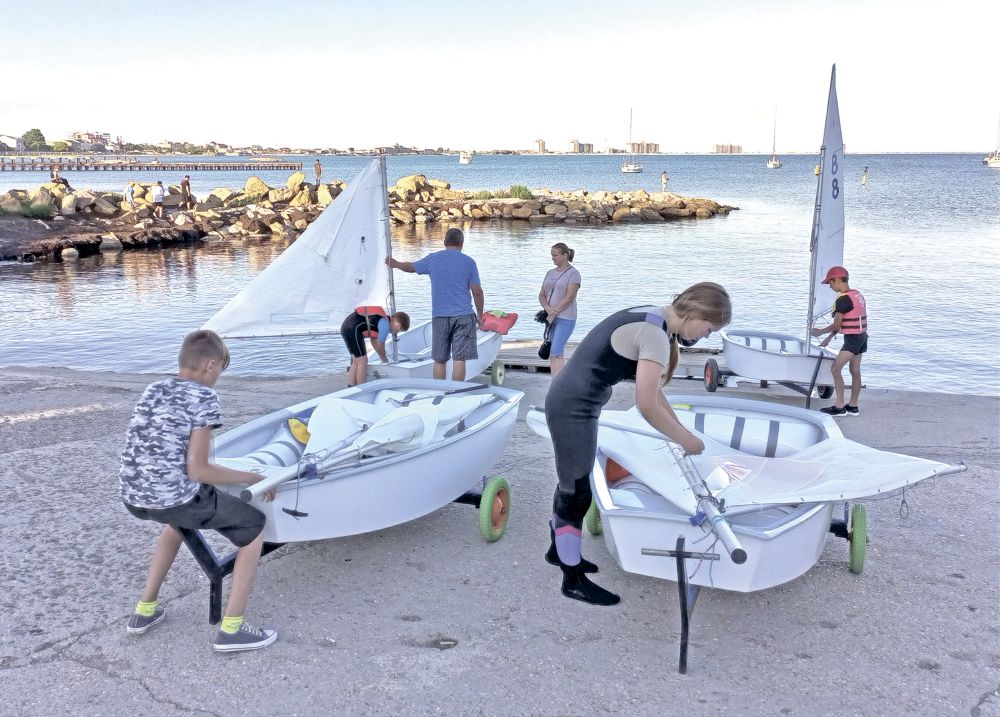 В Евпатории в Морской молодёжной школе провели первое занятие на воде