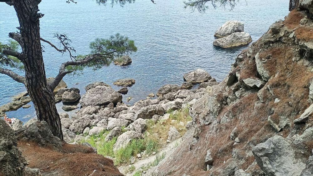 В Севастополе мужчина сорвался со скалы на диком пляже