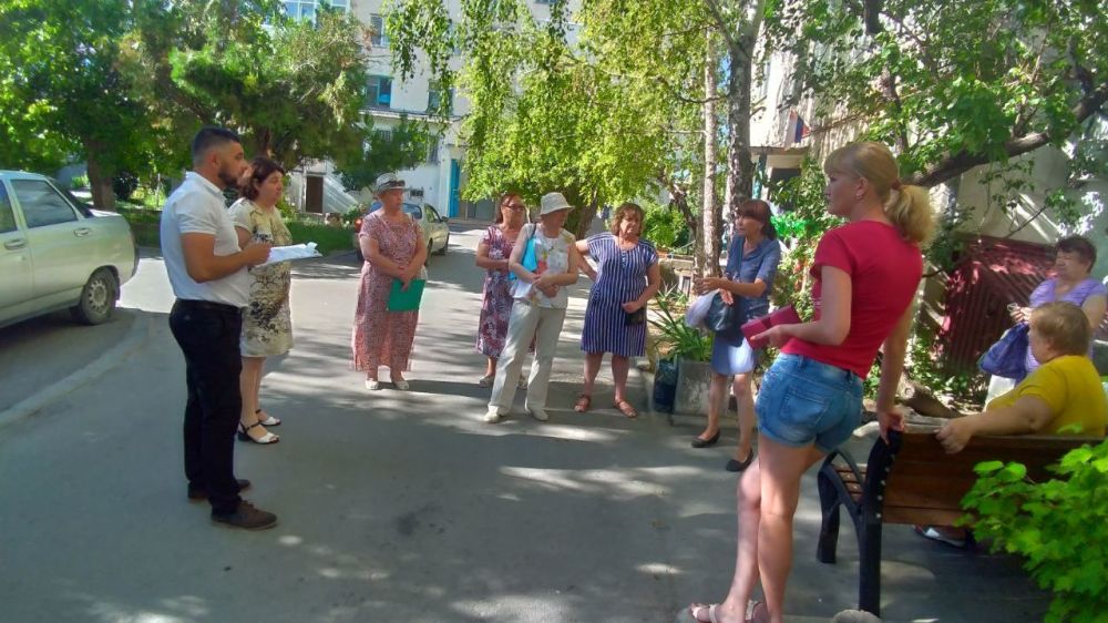 Заместители главы администрации Белогорского района продолжают проводить встречи с жителями многоквартирных домов