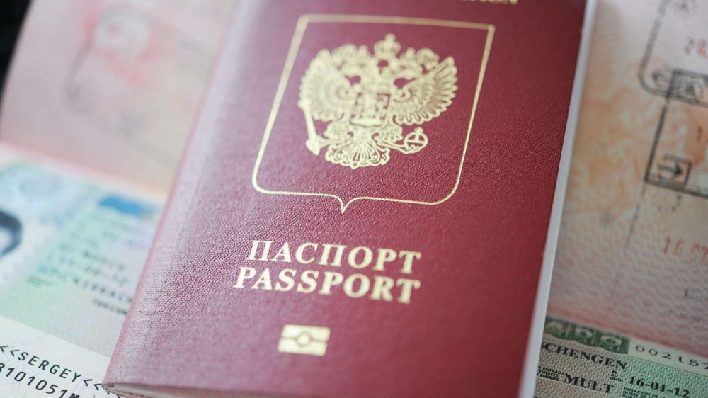 Латвия и Болгария остановили выдачу виз россиянам