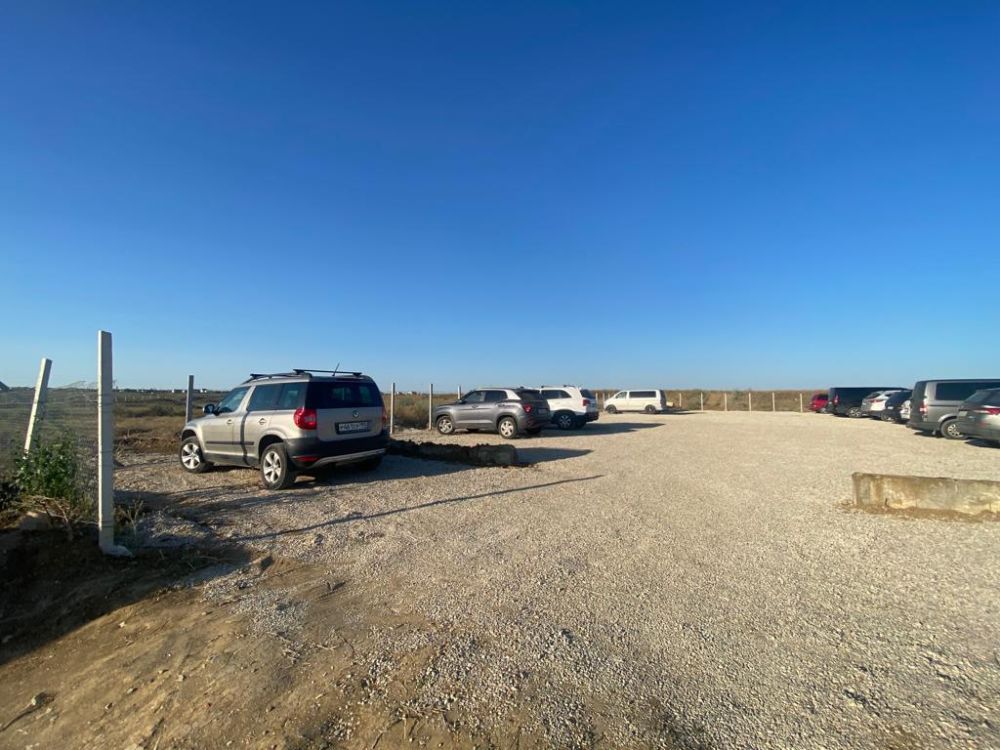 В Феодосии на пляже «Песчаная балка» заработала бесплатная парковка