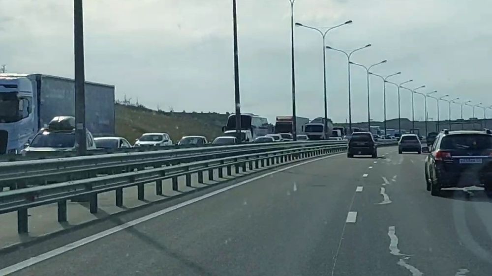 На Крымском мосту образовалась пятикилометровая пробка
