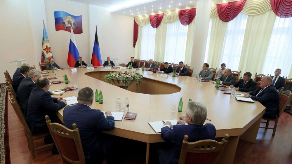 Медведев в ЛНР встретился с главами республик Донбасса