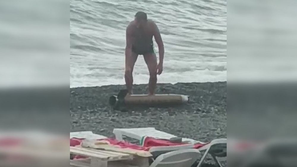 В Алуште море выбросило на пляж предмет, похожий на болванку от боеприпаса