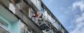 В Новофедоровке убирают выбитые окна и опасные конструкции