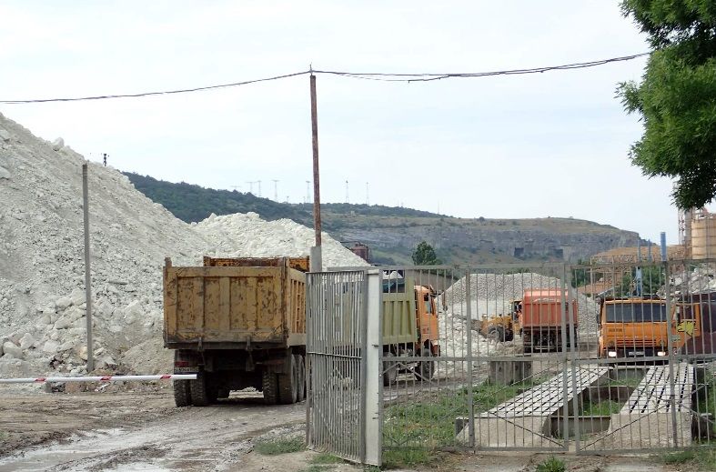 На улице Чернореченской арендатор устроил на участке свалку строительных отходов