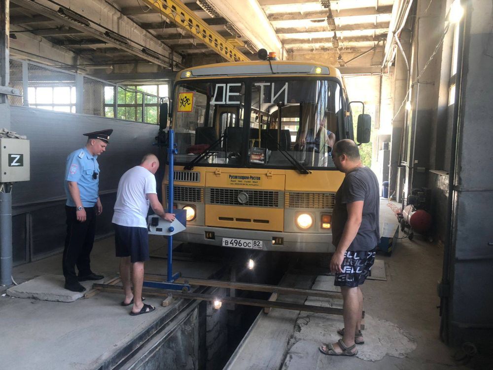 Сотрудники Госавтоинспекции Республики Крым осуществляют проверки школьных автобусов