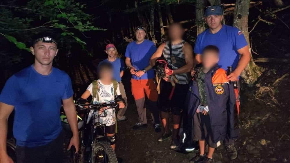 Мужчина с двумя детьми ночью потерялся в горах Бахчисарая