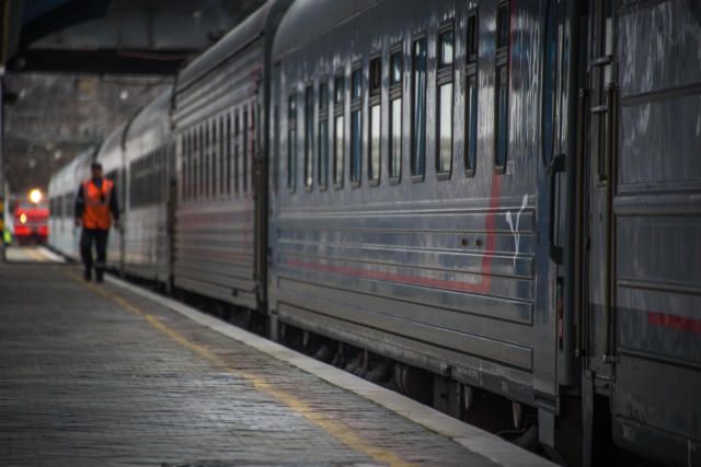 Семь поездов отправятся сегодня со станции Владиславовка