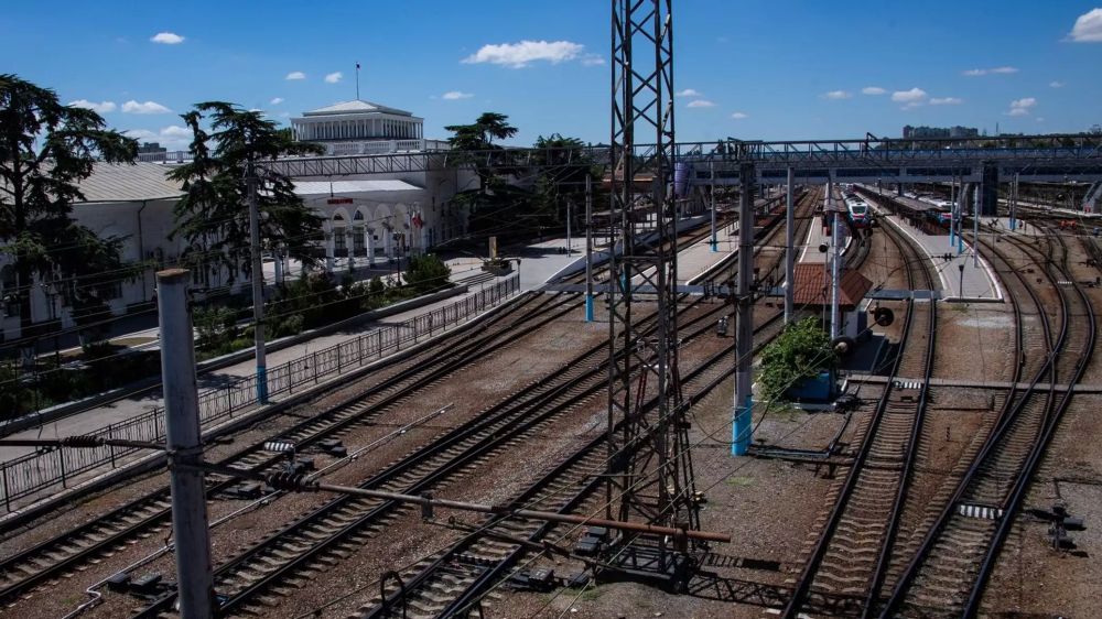 Семь поездов в Крым и обратно задержали из-за ЧП в Джанкое – перевозчик