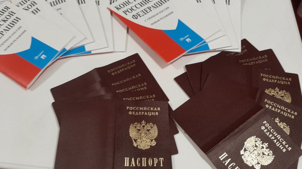 В Ялтинском городском отделе ЗАГС провели торжественное вручение первых паспортов