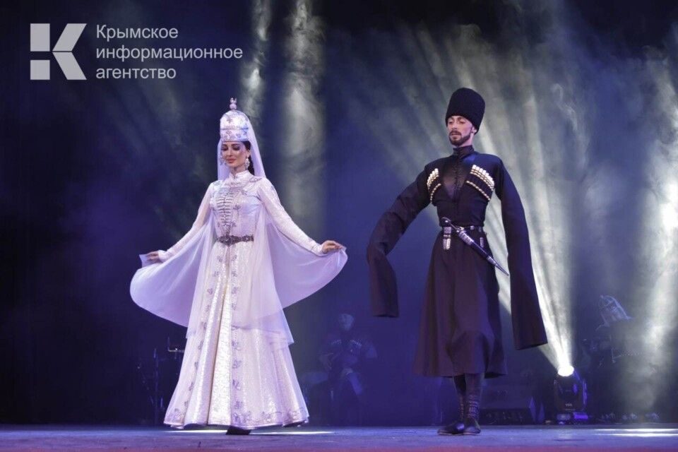 Ансамбль народного танца из Адыгеи выступил в Симферополе