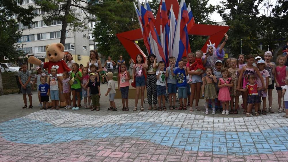 День Государственного флага юные бахчисарайцы отметили на площадке у Art-объекта «Z-V».