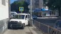 В Севастополе минивэн с ребенком вылетел на тротуар и врезался в стену