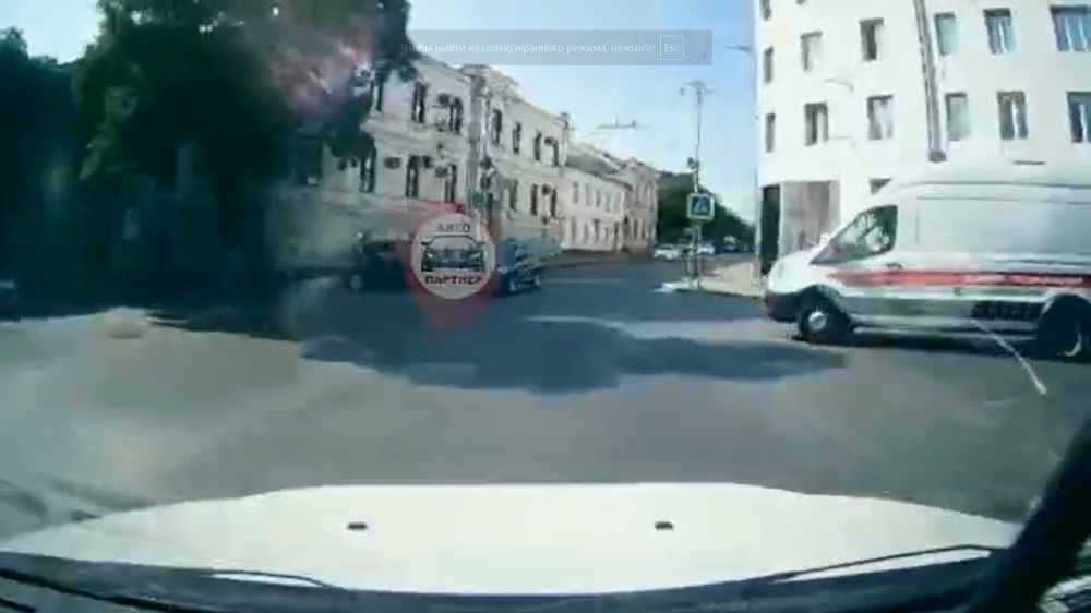 Появилось видео, как в Севастополе легковушка врезалась в дом