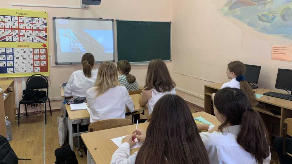 Ученики школы №1, школы №9 приняли участие в коллективном просмотре фильма "Золотая бронза"