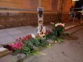 К месту, где 6 сентября избили ялтинца, местные жители несут цветы