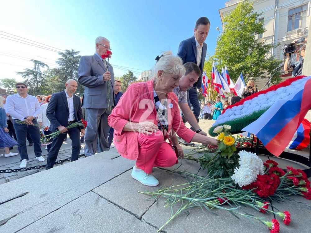 В Симферополе к Долгоруковскому обелиску возложили цветы в память о ...