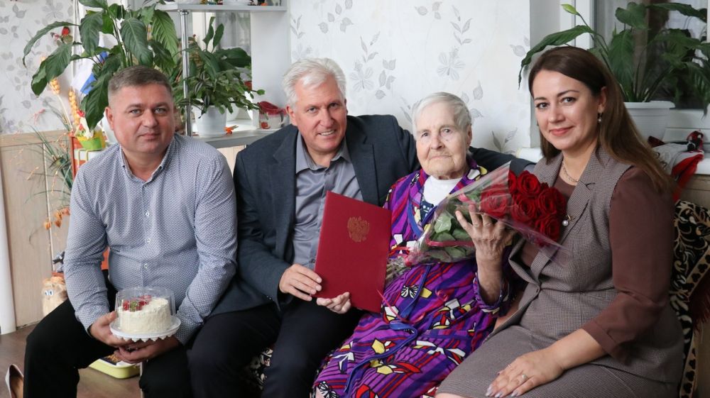 Екатерина Григорьевна Зозулина отмечает 90-летний юбилей!