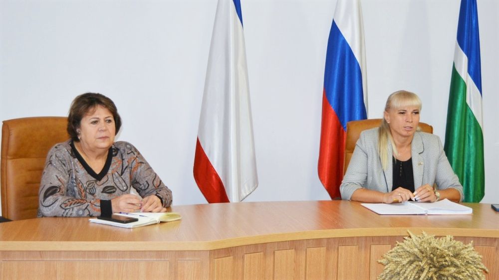 Елена Крестьянинова при участии Зои Карлюги провела аппаратное совещание с руководителями предприятий и учреждений района