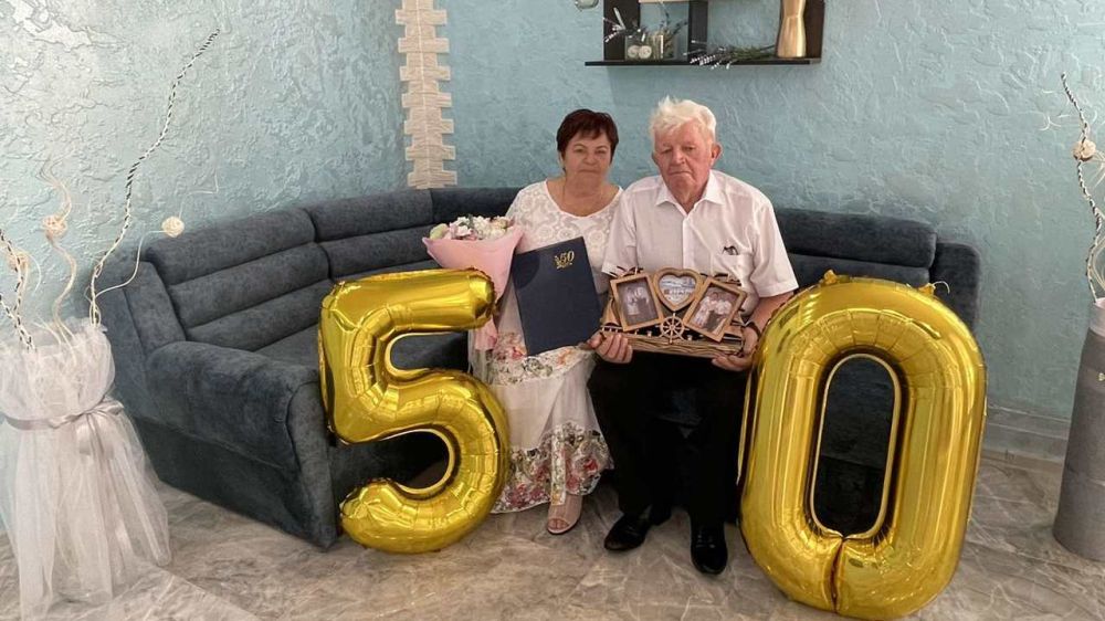 В Керчи поздравили супружескую пару с 50-летием брака
