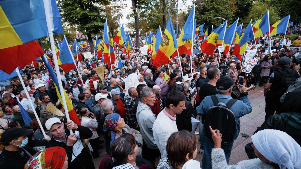Митинг против Санду в центре Кишинева собрал десятки тысяч людей