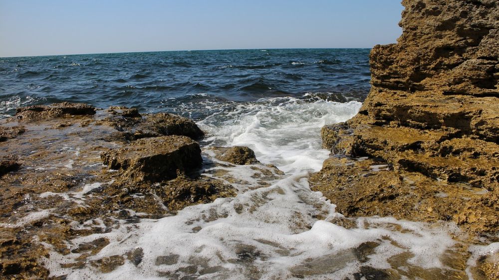 Какая вода в черном море в крыму. Сентябрь море. Северо-Западный Крым. Штормовая погода. Крым Севастополь.