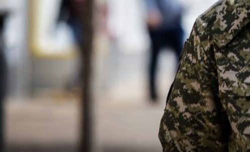 Граждане из Крыма, которые хотят выехать с полуострова, должны получить разрешение в военном комиссариате по месту пребывания