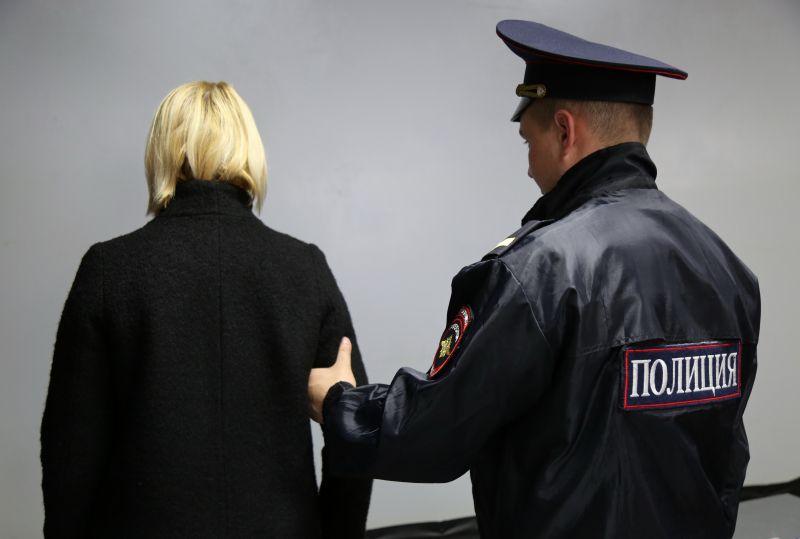 В Симферополе задержана местная жительница, которая рассчитывалась в магазинах найденной чужой банковской картой