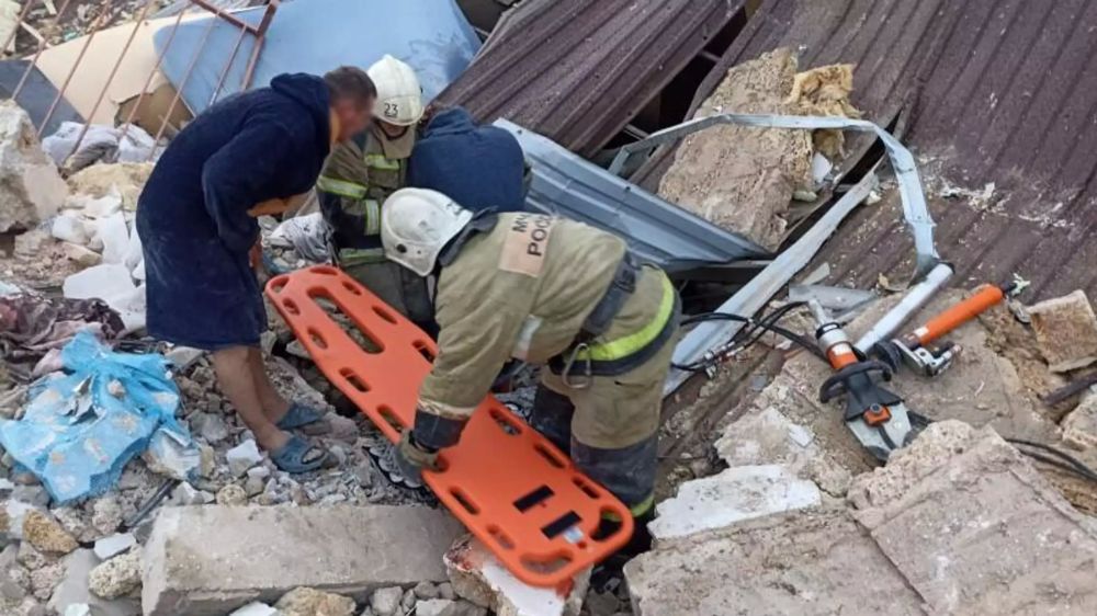 В Сакском районе рухнул двухэтажный дом – под завалами оказались люди