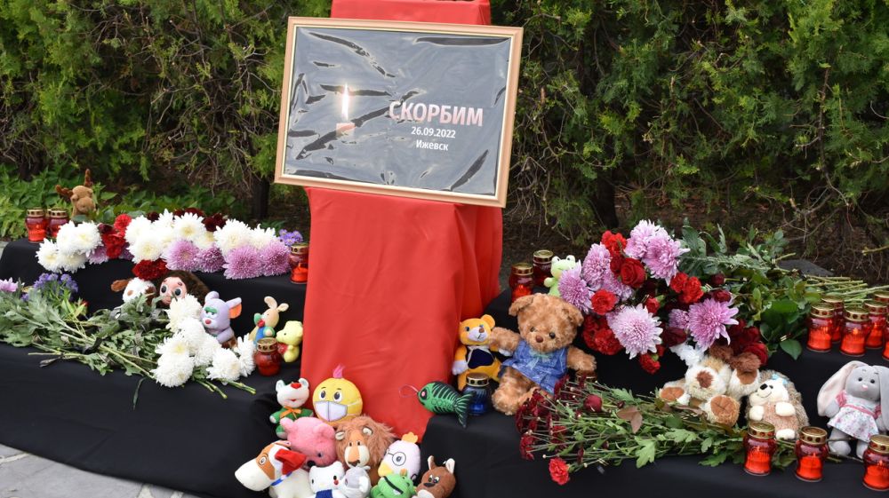В Алуште почтили память погибших в школе Ижевска