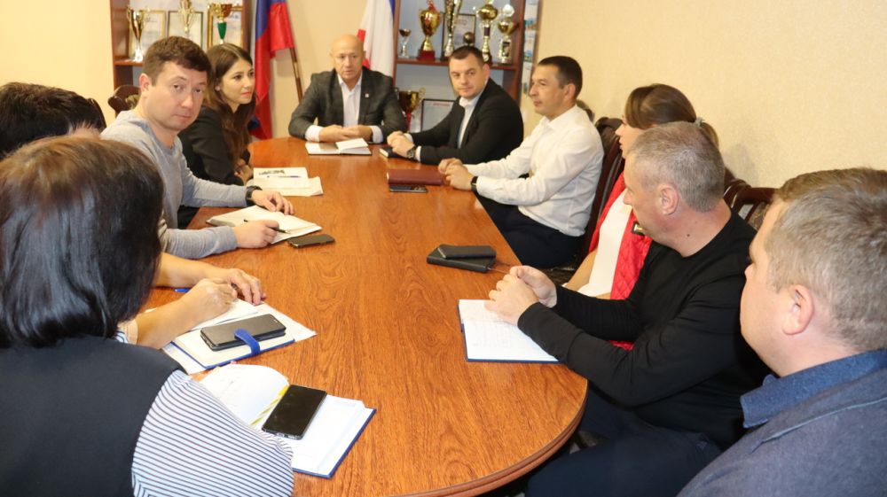 Глава администрации Сакского района Владимир Сабивчак провёл еженедельное совещание с руководителями ресурсоснабжающих предприятий района.