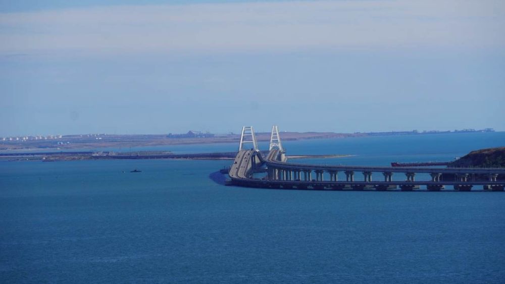 Крымский мост с Керченской лестницы.