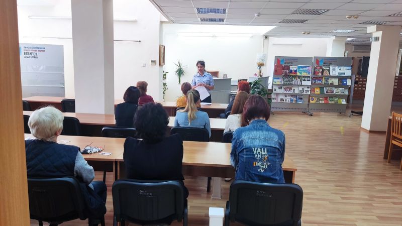 Юрисконсульт правового отдела МВД по Республике Крым провела лекции для трудового коллектива библиотеки